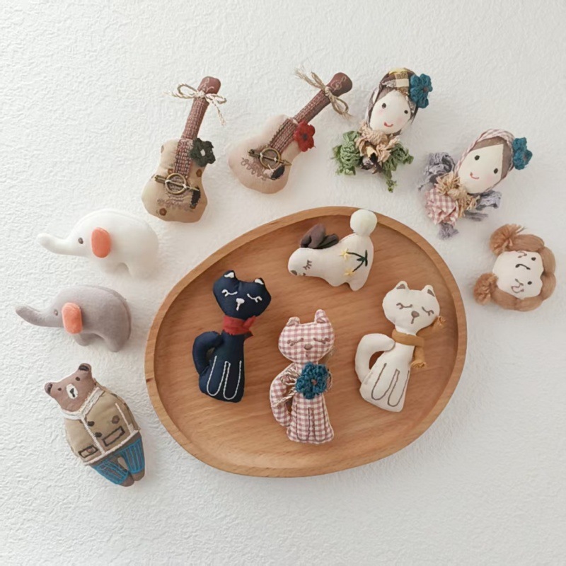 Japan Lifestyle And Culture - Broche Artesanal de Algodão e Linho